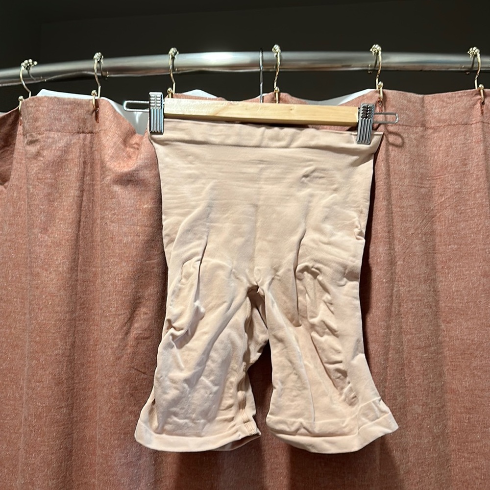 SKIMS shape-wear never been worn. Short Mid Thigh w/ open gusset. 2XL-3XL